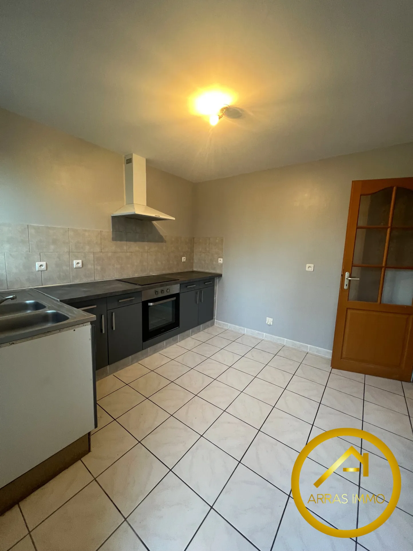 Maison individuelle à Bucquoy de 110 m² avec jardin, garages et 4 chambres - Vente dans le Pas-de-Calais 