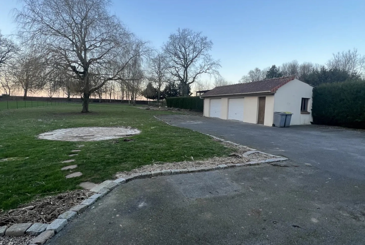 Maison individuelle à Bucquoy de 110 m² avec jardin, garages et 4 chambres - Vente dans le Pas-de-Calais 