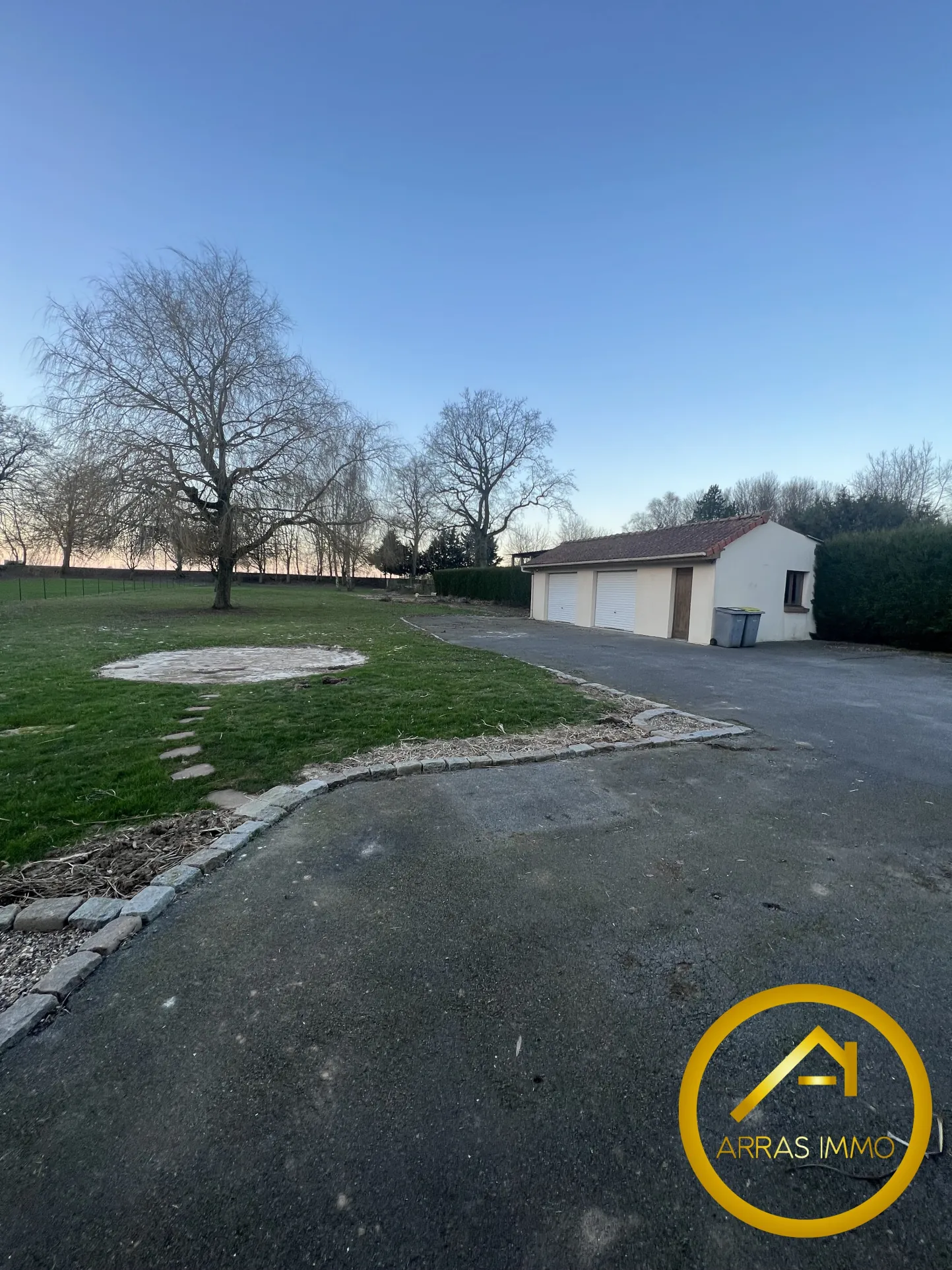 Maison individuelle à Bucquoy de 110 m² avec jardin, garages et 4 chambres - Vente dans le Pas-de-Calais 