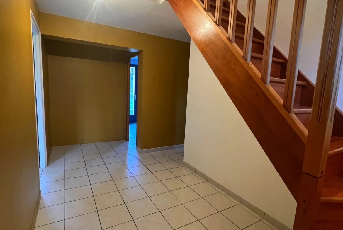 Maison individuelle à Bucquoy de 110 m² avec jardin, garages et 4 chambres - Vente dans le Pas-de-Calais 