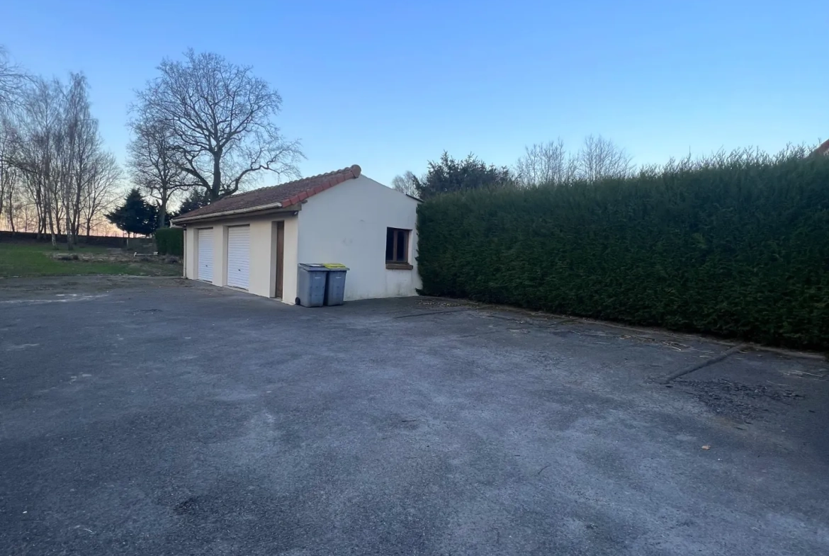 Maison individuelle à Bucquoy de 110 m² avec jardin, garages et 4 chambres - Vente dans le Pas-de-Calais 