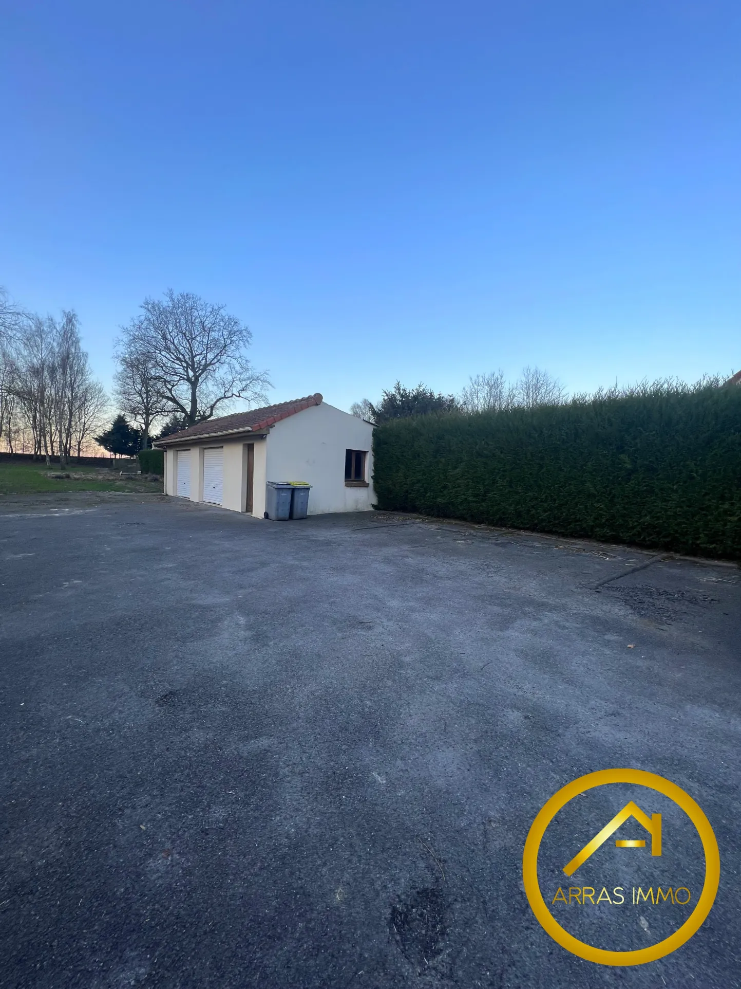 Maison individuelle à Bucquoy de 110 m² avec jardin, garages et 4 chambres - Vente dans le Pas-de-Calais 