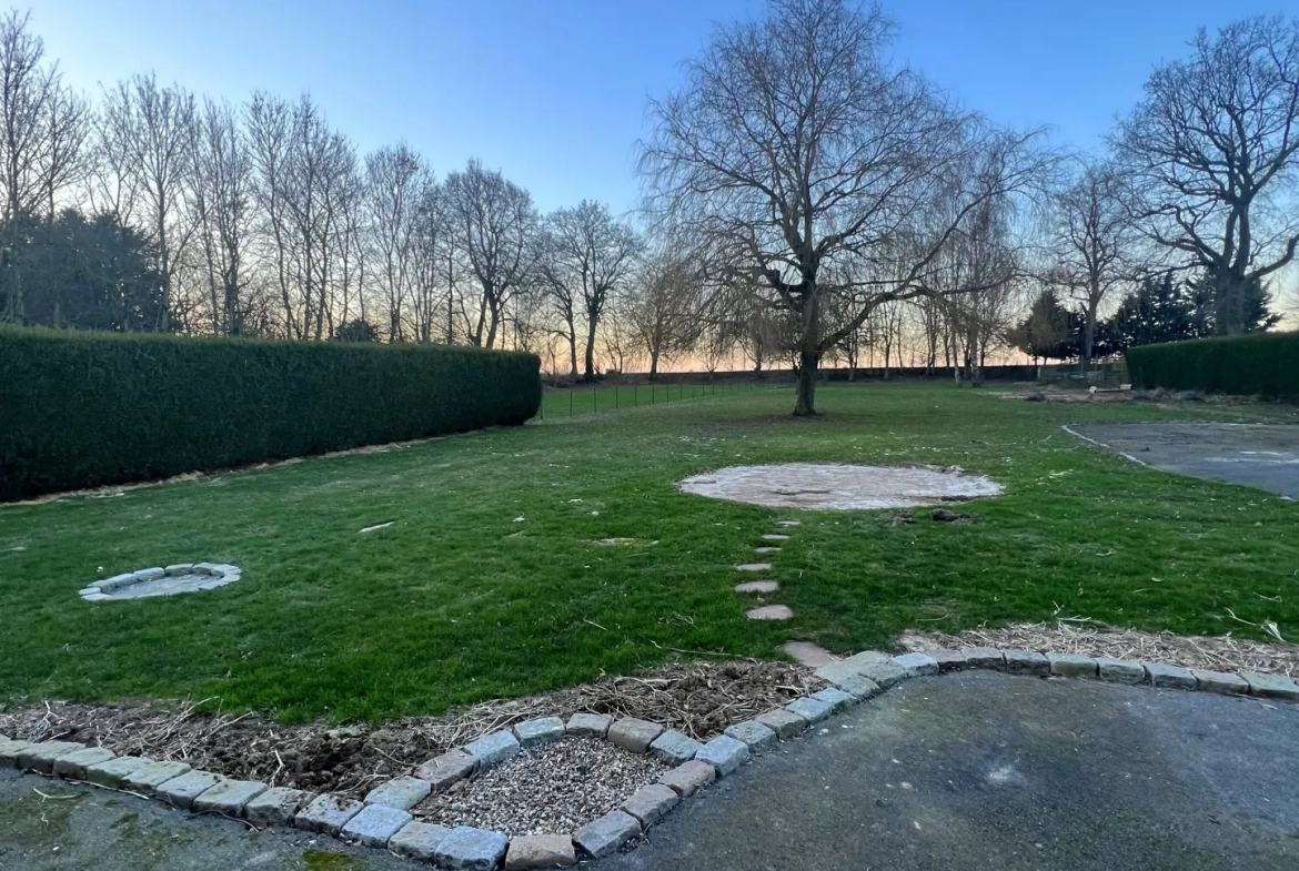 Maison individuelle à Bucquoy de 110 m² avec jardin, garages et 4 chambres - Vente dans le Pas-de-Calais 