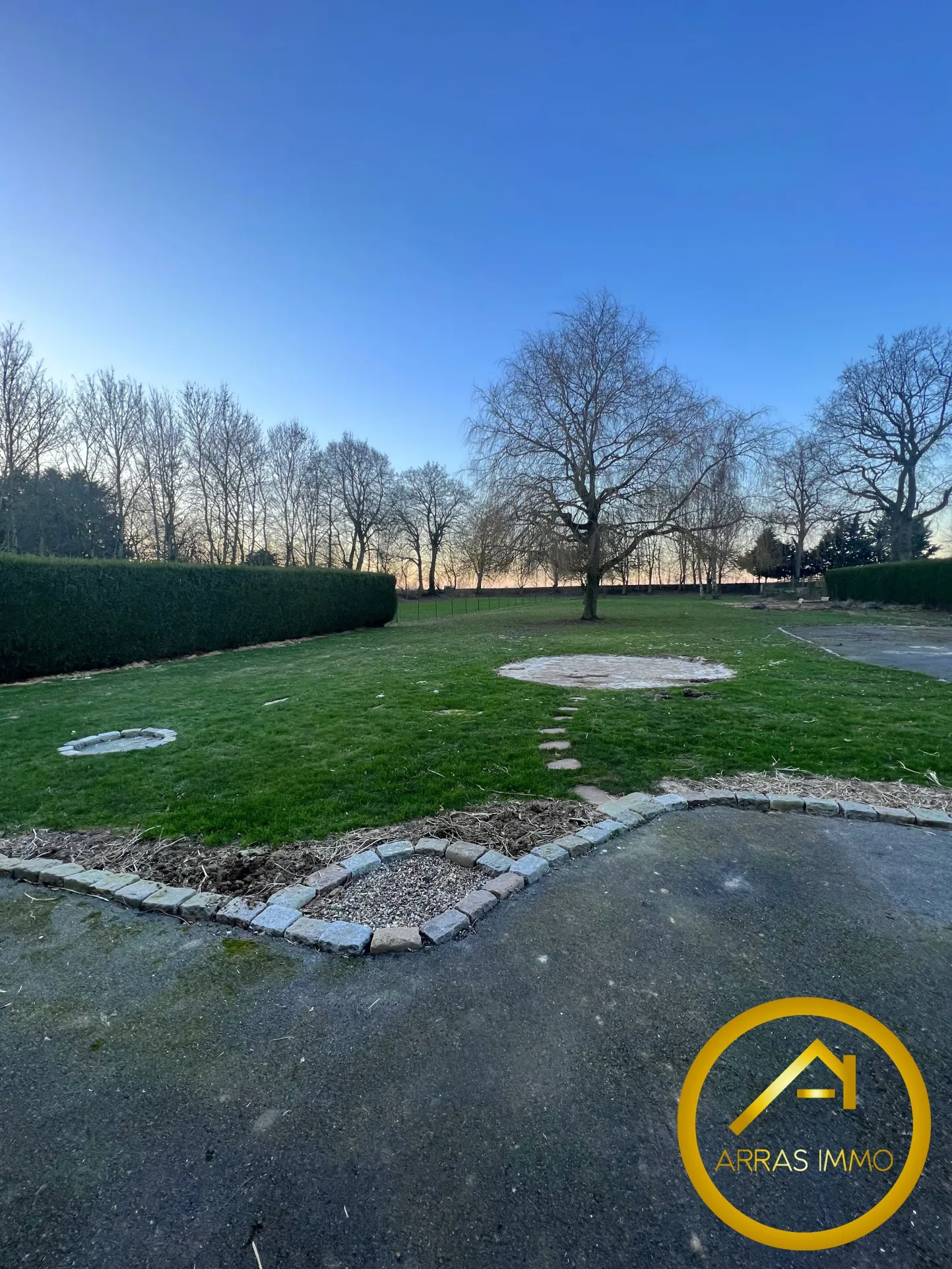Maison individuelle à Bucquoy de 110 m² avec jardin, garages et 4 chambres - Vente dans le Pas-de-Calais 