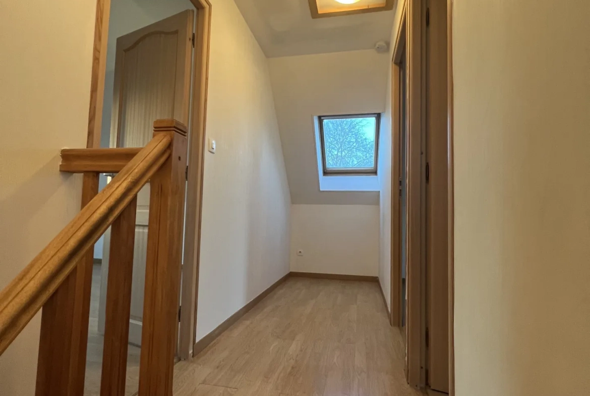 Maison individuelle à Bucquoy de 110 m² avec jardin, garages et 4 chambres - Vente dans le Pas-de-Calais 