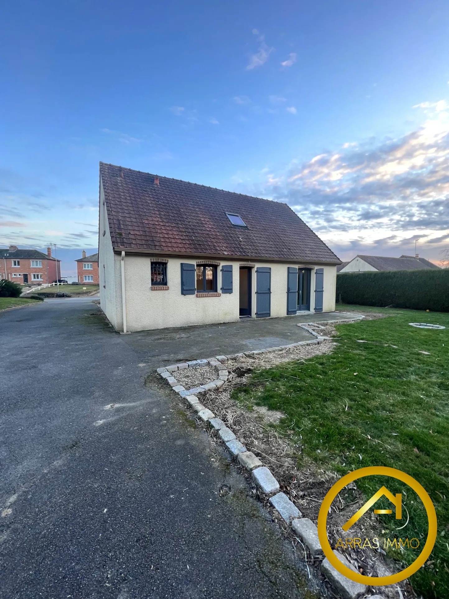 Maison individuelle à Bucquoy de 110 m² avec jardin, garages et 4 chambres - Vente dans le Pas-de-Calais 