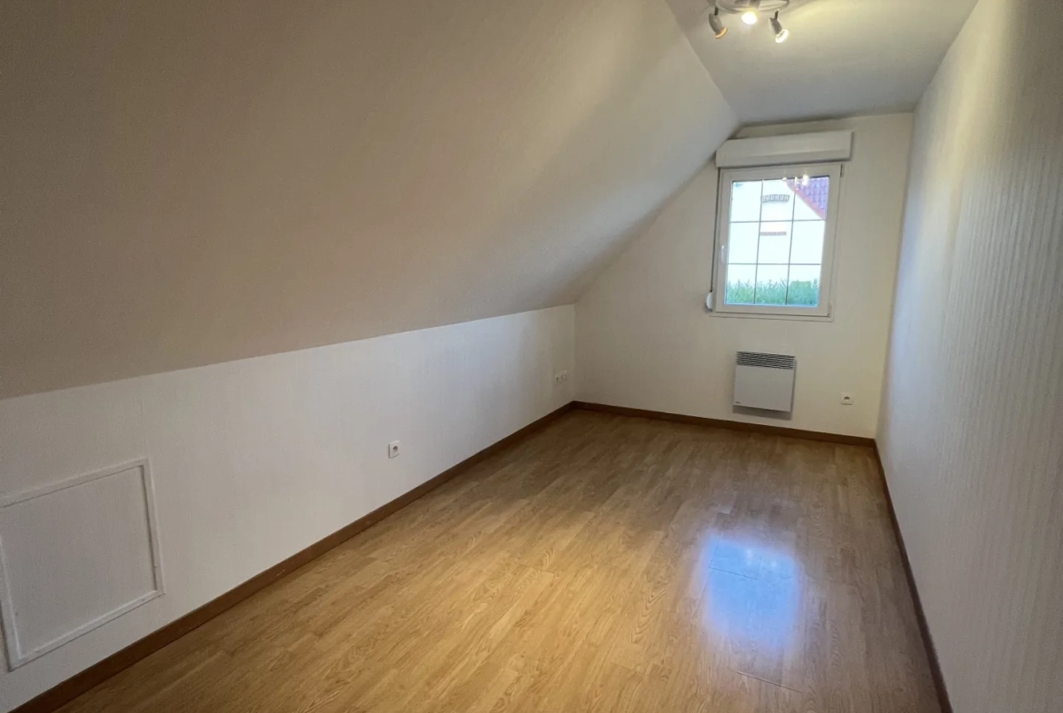 Maison individuelle à Bucquoy de 110 m² avec jardin, garages et 4 chambres - Vente dans le Pas-de-Calais 