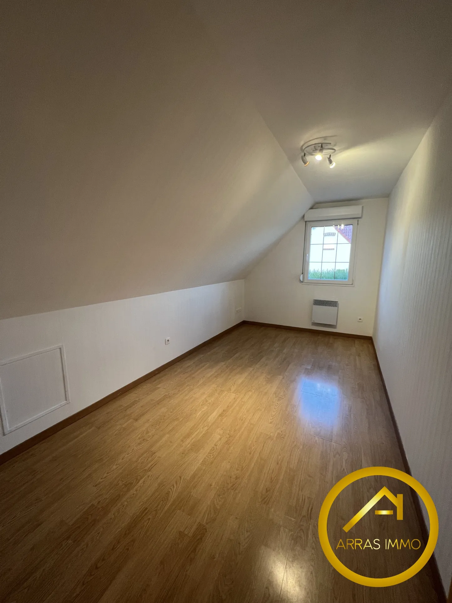 Maison individuelle à Bucquoy de 110 m² avec jardin, garages et 4 chambres - Vente dans le Pas-de-Calais 