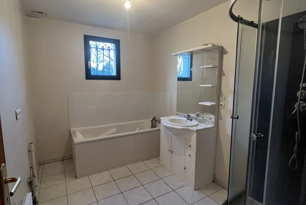 Maison individuelle à Bucquoy de 110 m² avec jardin, garages et 4 chambres - Vente dans le Pas-de-Calais 