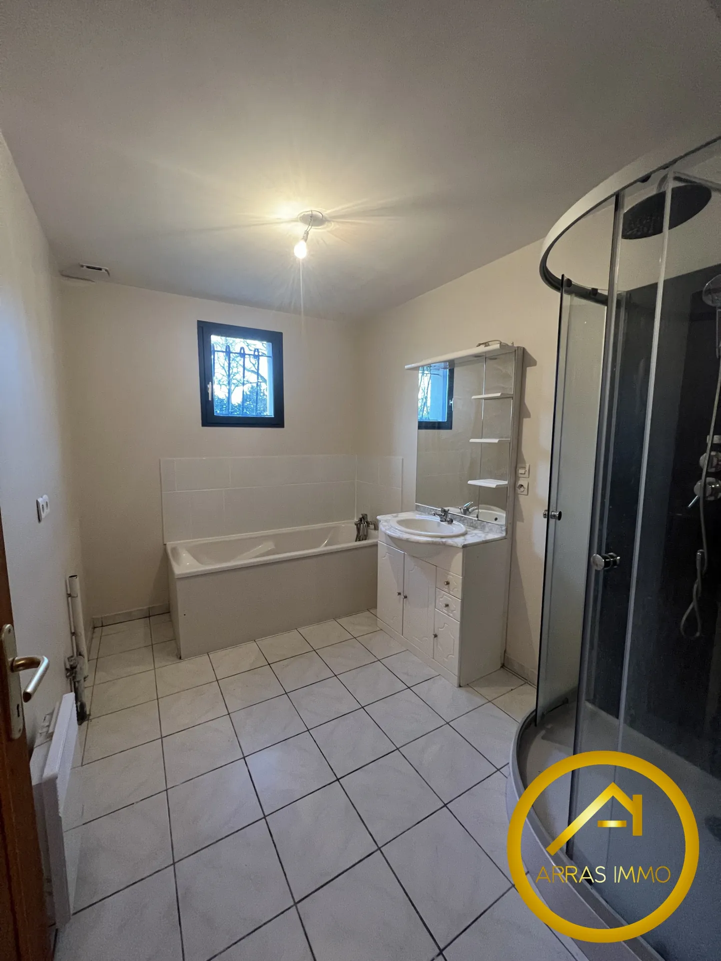 Maison individuelle à Bucquoy de 110 m² avec jardin, garages et 4 chambres - Vente dans le Pas-de-Calais 