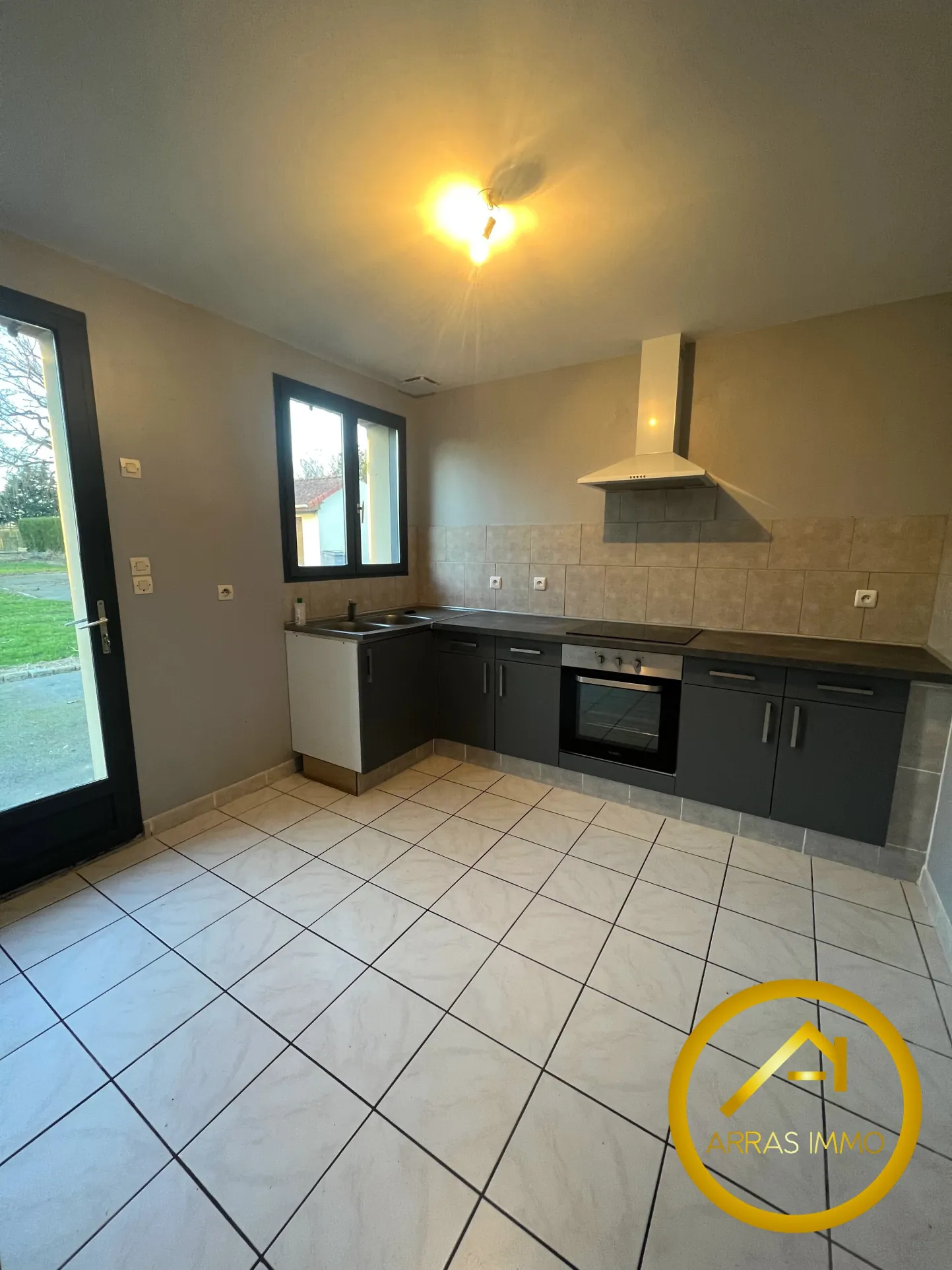Maison individuelle à Bucquoy de 110 m² avec jardin, garages et 4 chambres - Vente dans le Pas-de-Calais 