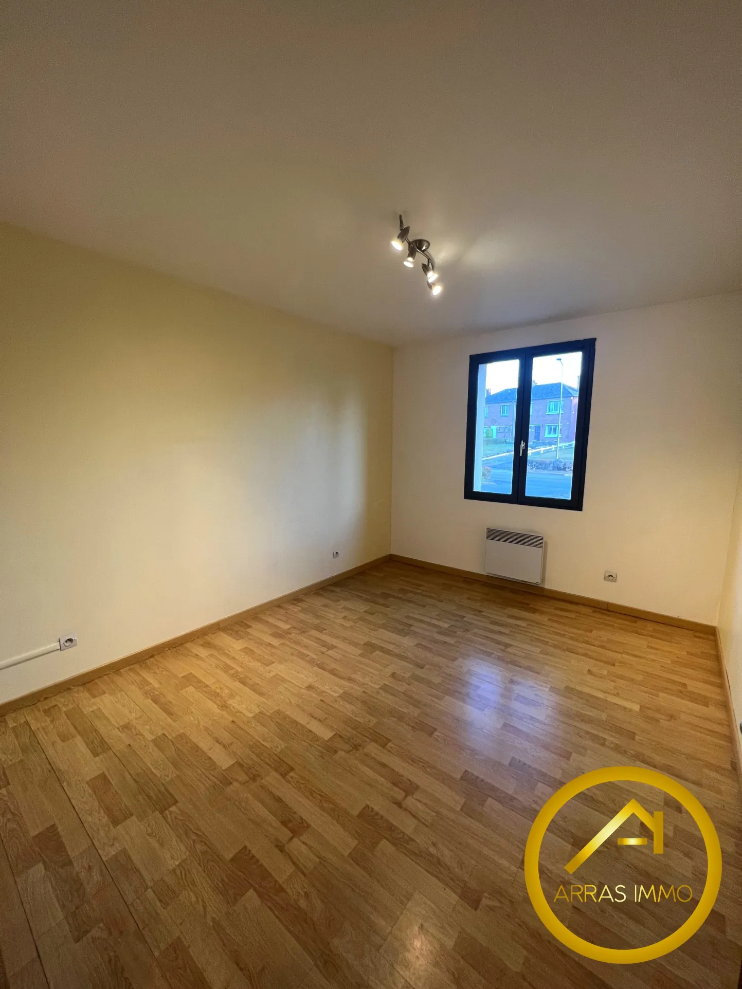 Maison individuelle à Bucquoy de 110 m² avec jardin, garages et 4 chambres - Vente dans le Pas-de-Calais 