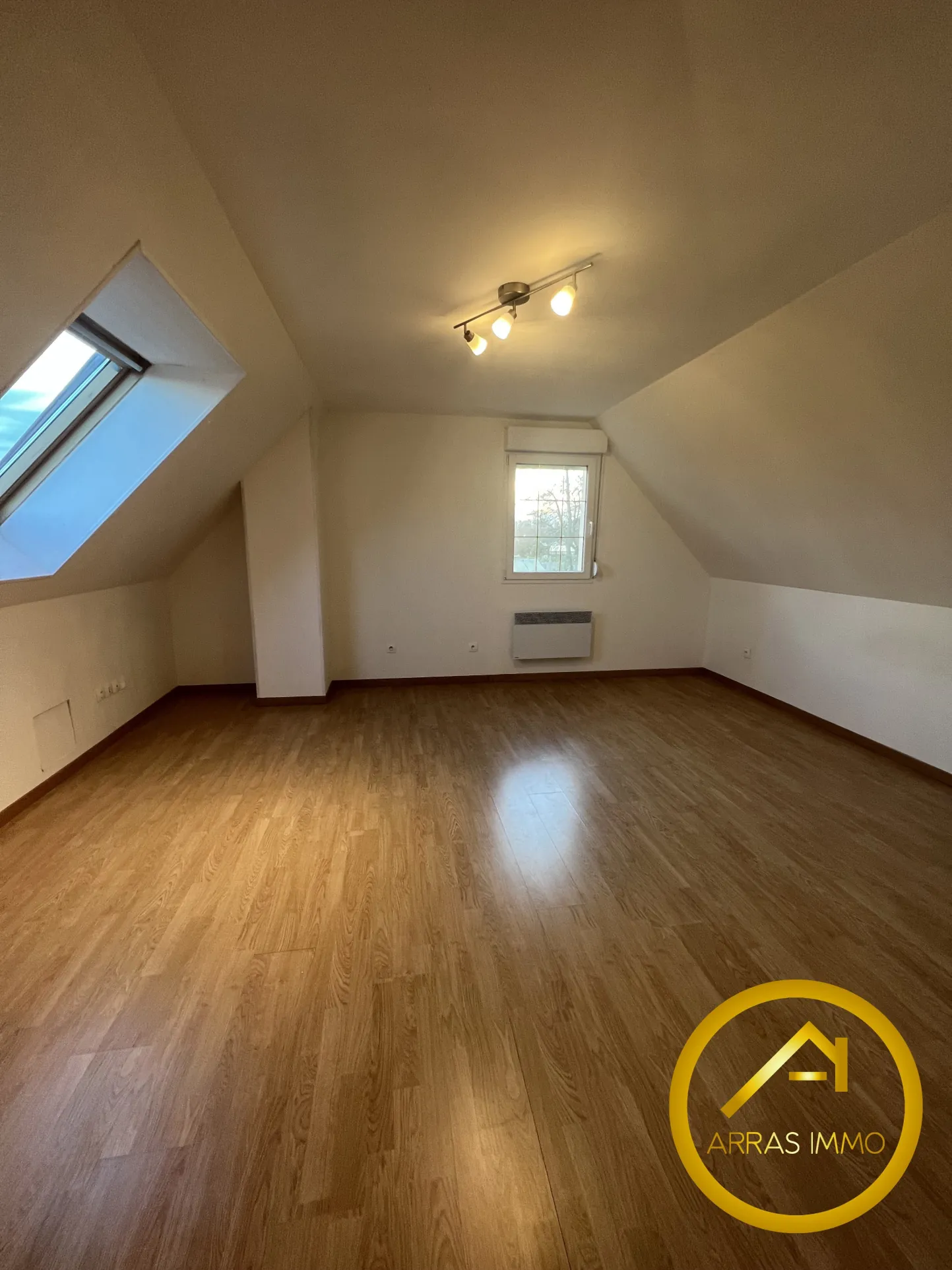 Maison individuelle à Bucquoy de 110 m² avec jardin, garages et 4 chambres - Vente dans le Pas-de-Calais 