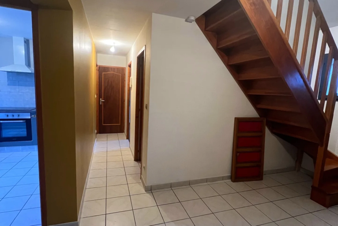 Maison individuelle à Bucquoy de 110 m² avec jardin, garages et 4 chambres - Vente dans le Pas-de-Calais 