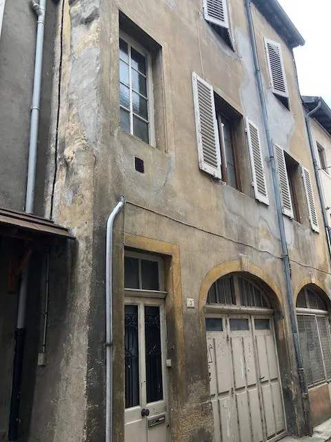 Immeuble locatif à Marcigny avec commerces et appartements rénovables 