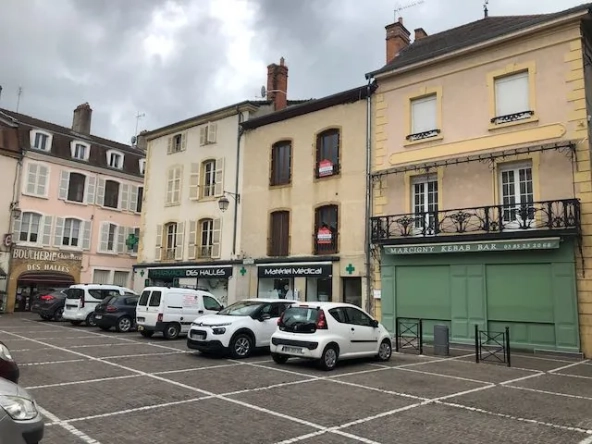 Immeuble locatif à Marcigny avec commerces et appartements rénovables