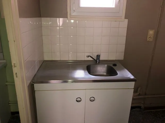 Immeuble locatif à Marcigny avec commerces et appartements rénovables 