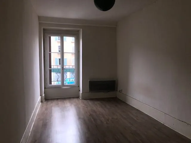 Immeuble locatif à Marcigny avec commerces et appartements rénovables 