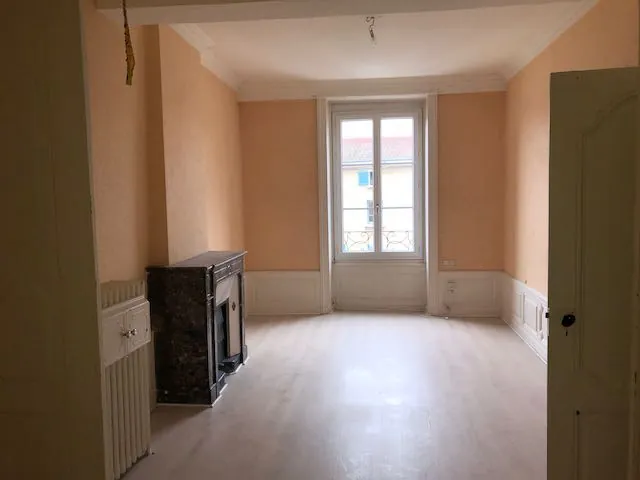 Immeuble locatif à Marcigny avec commerces et appartements rénovables 