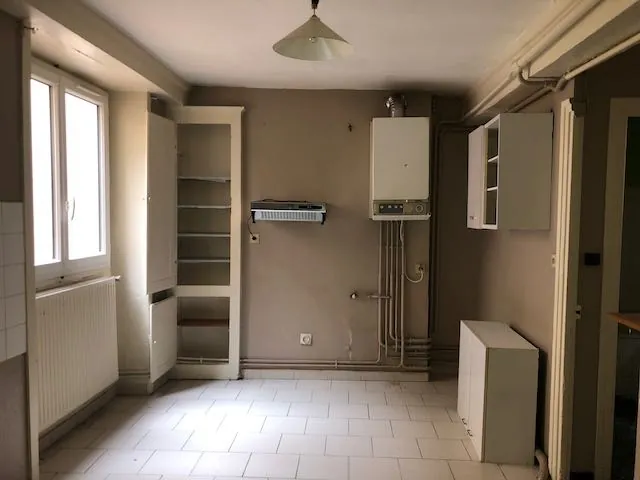 Immeuble locatif à Marcigny avec commerces et appartements rénovables 