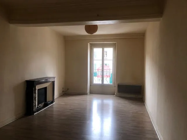 Immeuble locatif à Marcigny avec commerces et appartements rénovables 