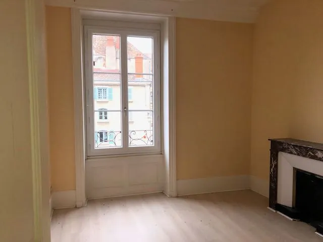 Immeuble locatif à Marcigny avec commerces et appartements rénovables 