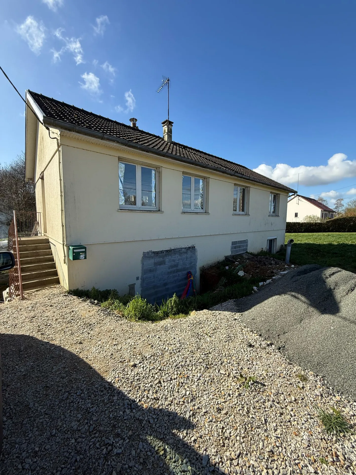 Maison à rénover de 96 m2 avec grand terrain à Ancinnes 