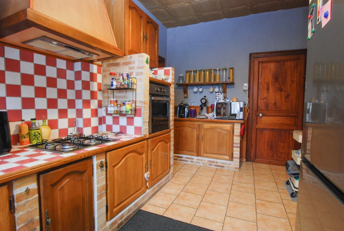 Maison de village en bon état avec jardin et 4 chambres à Colleret 