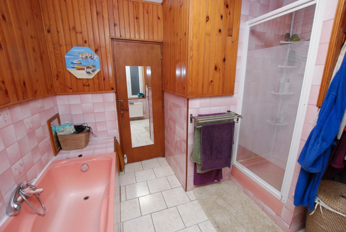 Maison de village en bon état avec jardin et 4 chambres à Colleret 