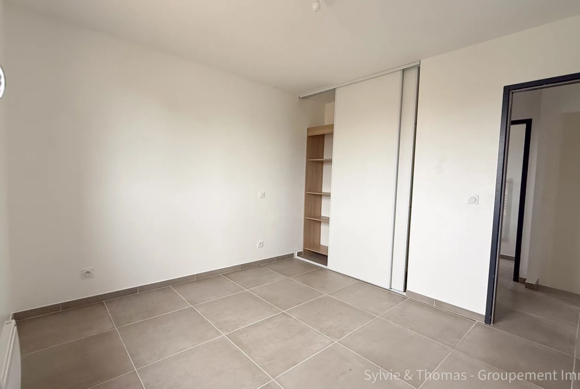Maison moderne de 94,2 m² à Camaret-sur-Aigues avec jardin et garage 