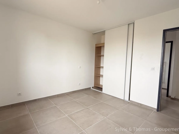 Maison moderne de 94,2 m² à Camaret-sur-Aigues avec jardin et garage 