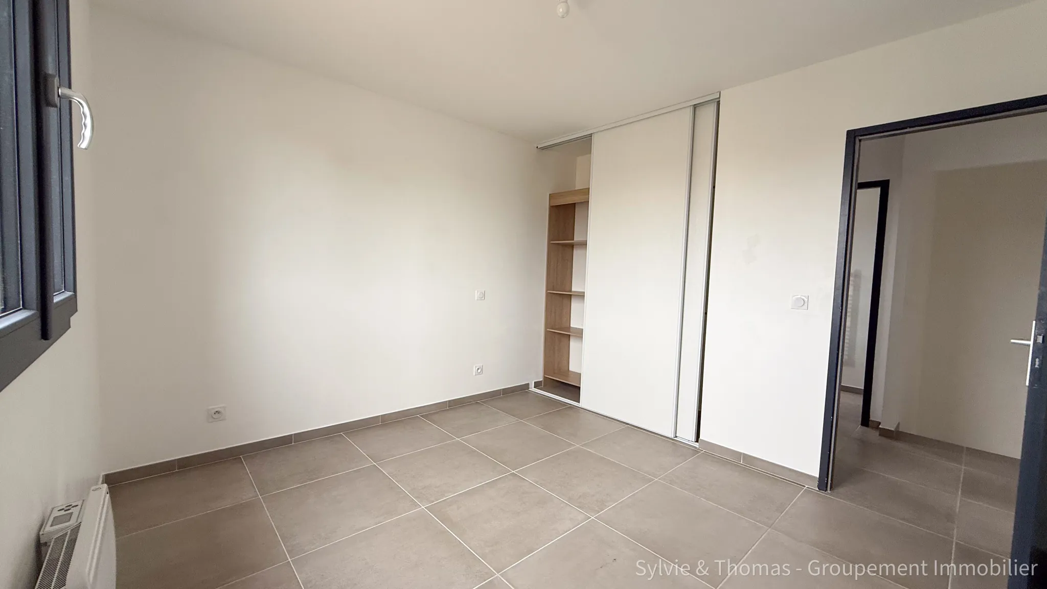 Maison moderne de 94,2 m² à Camaret-sur-Aigues avec jardin et garage 