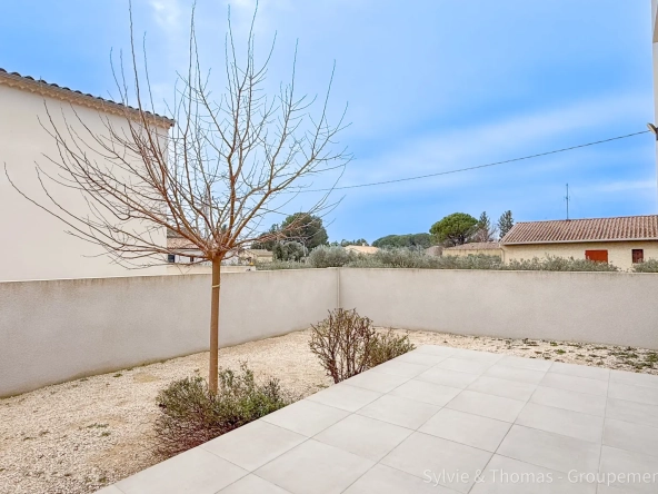 Maison moderne de 94,2 m² à Camaret-sur-Aigues avec jardin et garage 