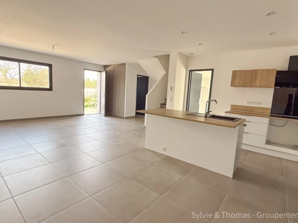 Maison moderne de 94,2 m² à Camaret-sur-Aigues avec jardin et garage 