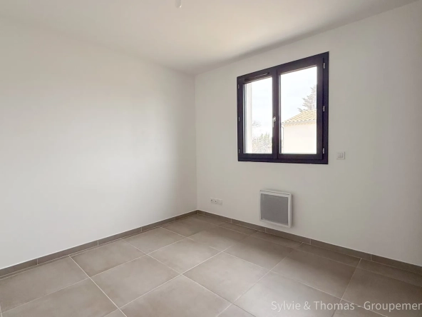 Maison moderne de 94,2 m² à Camaret-sur-Aigues avec jardin et garage 