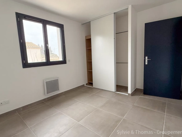 Maison moderne de 94,2 m² à Camaret-sur-Aigues avec jardin et garage 