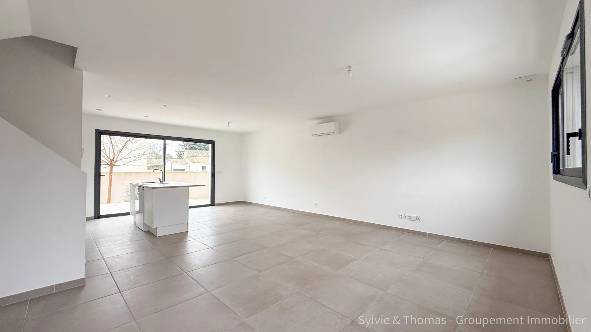 Maison moderne de 94,2 m² à Camaret-sur-Aigues avec jardin et garage 
