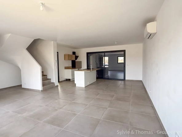 Maison moderne de 94,2 m² à Camaret-sur-Aigues avec jardin et garage 