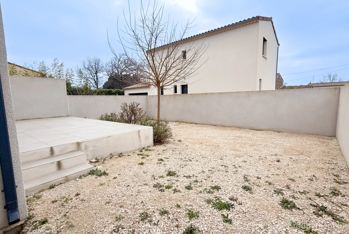 Maison moderne de 94,2 m² à Camaret-sur-Aigues avec jardin et garage 
