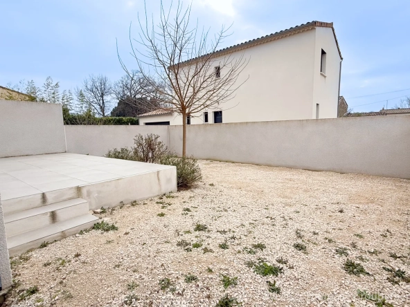 Maison moderne de 94,2 m² à Camaret-sur-Aigues avec jardin et garage 