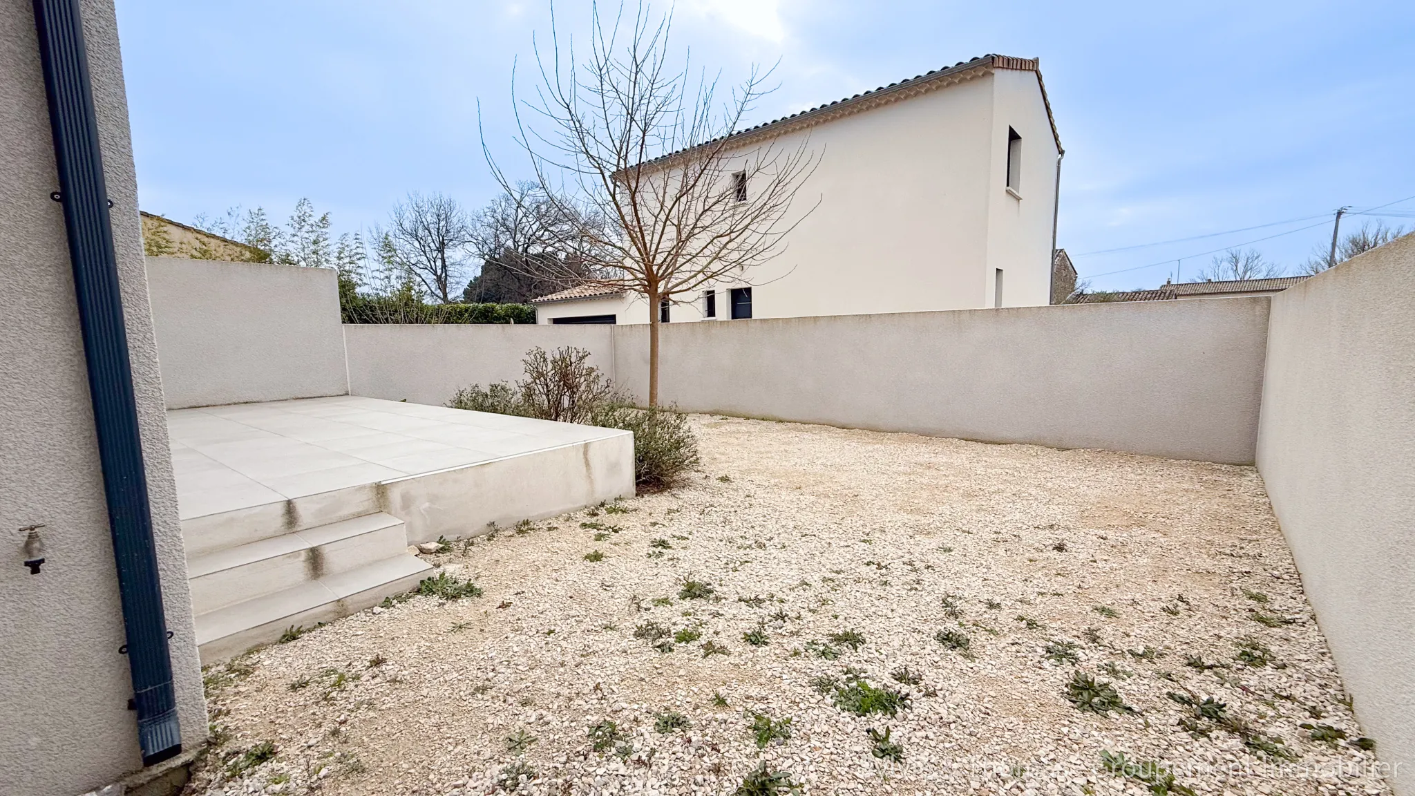 Maison moderne de 94,2 m² à Camaret-sur-Aigues avec jardin et garage 