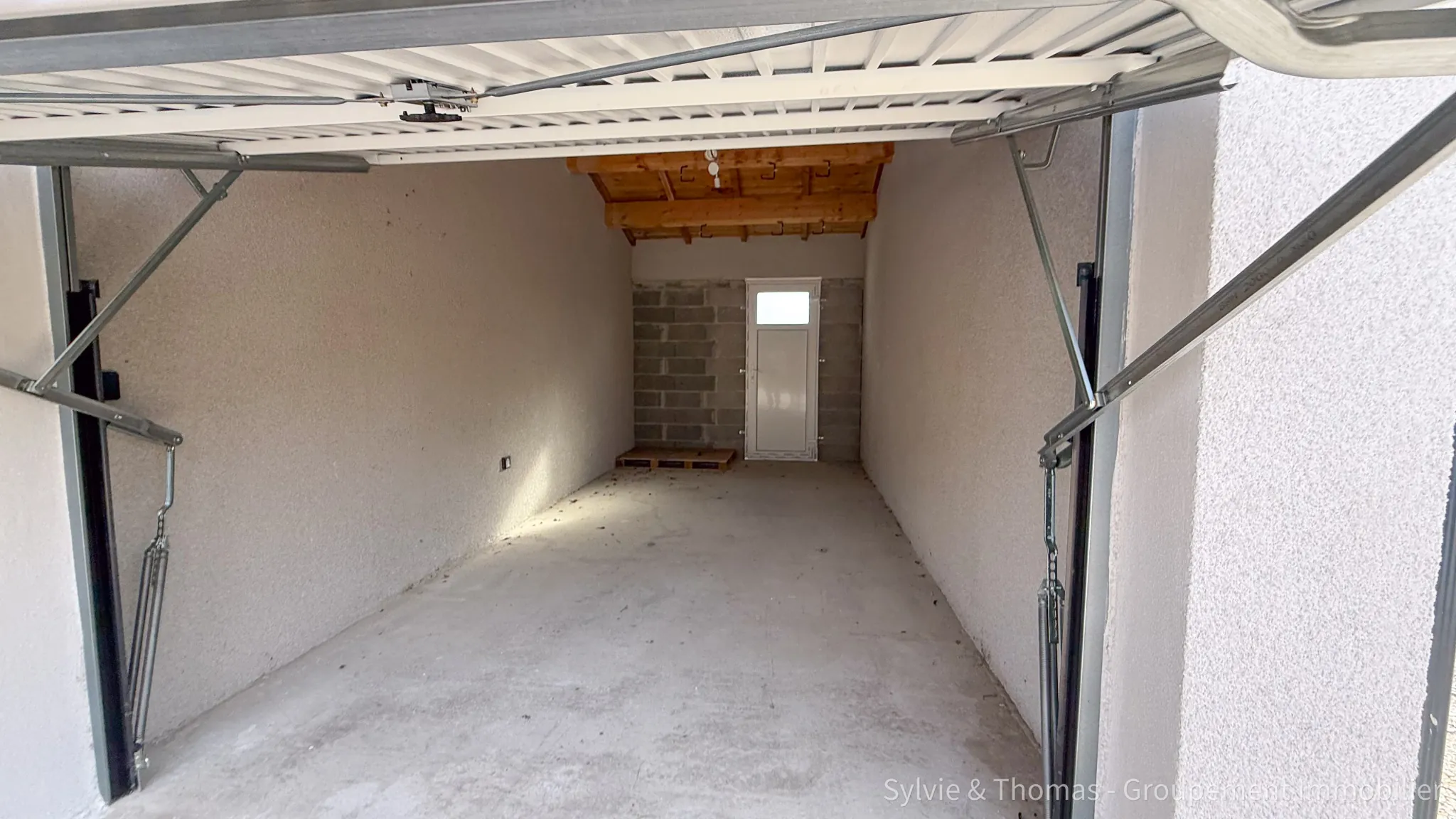 Maison moderne de 94,2 m² à Camaret-sur-Aigues avec jardin et garage 