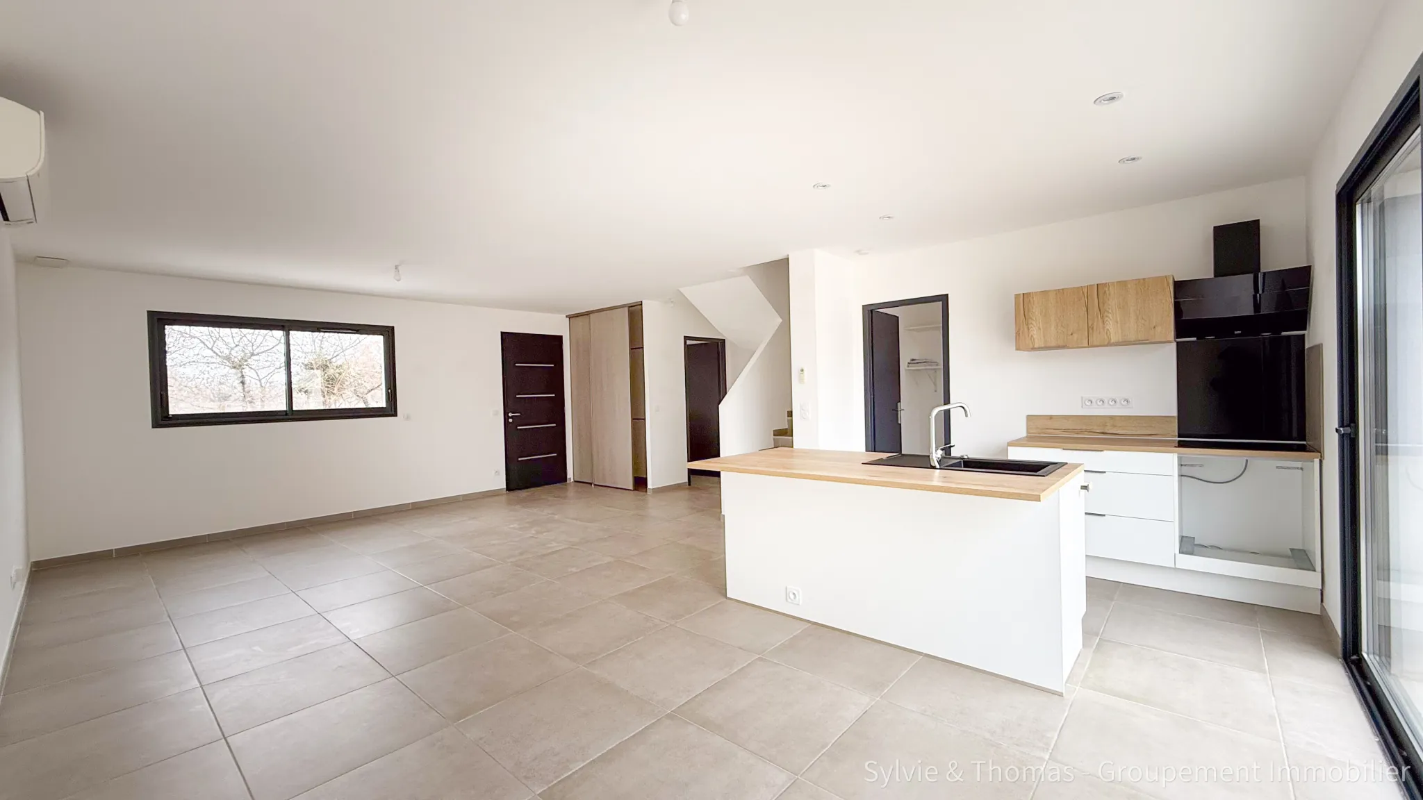 Maison moderne de 94,2 m² à Camaret-sur-Aigues avec jardin et garage 