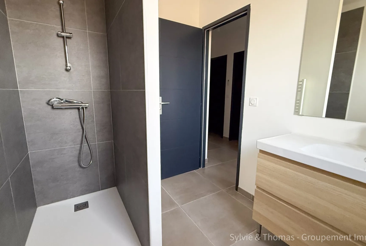 Maison moderne de 94,2 m² à Camaret-sur-Aigues avec jardin et garage 