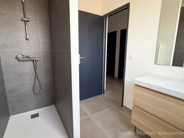 Maison moderne de 94,2 m² à Camaret-sur-Aigues avec jardin et garage 