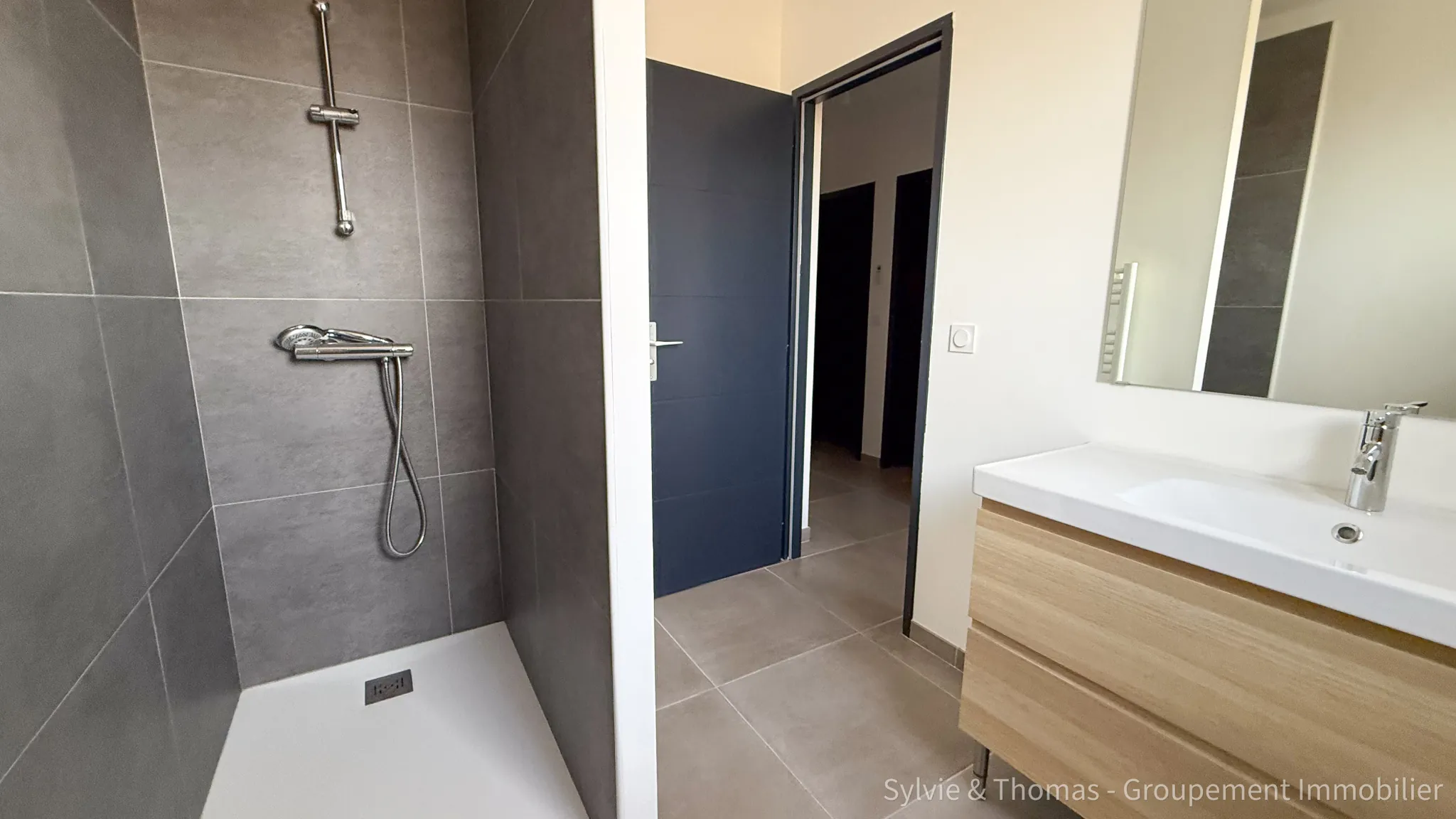 Maison moderne de 94,2 m² à Camaret-sur-Aigues avec jardin et garage 