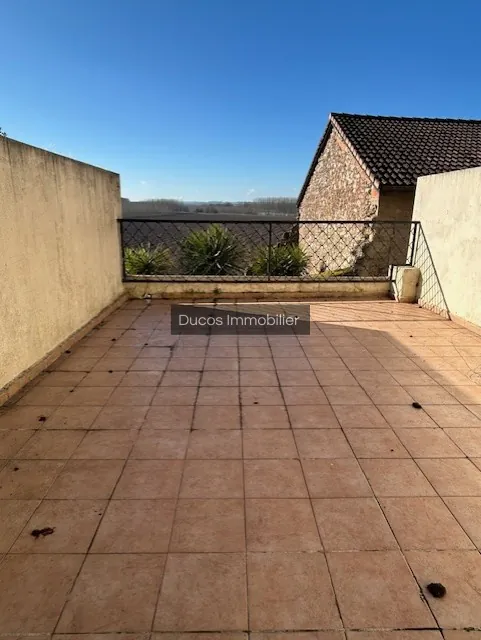 Maison de ville en pierre avec terrasse et vue panoramique à Ste Bazeille 