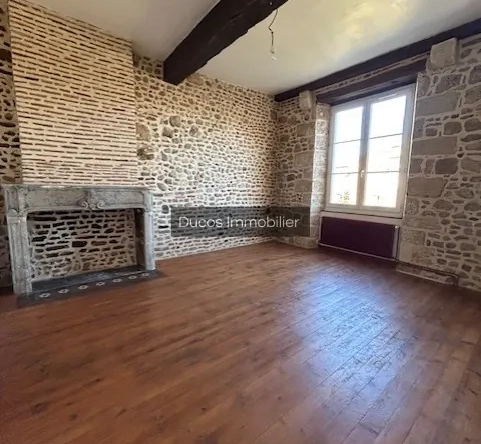 Maison de ville en pierre avec terrasse et vue panoramique à Ste Bazeille 