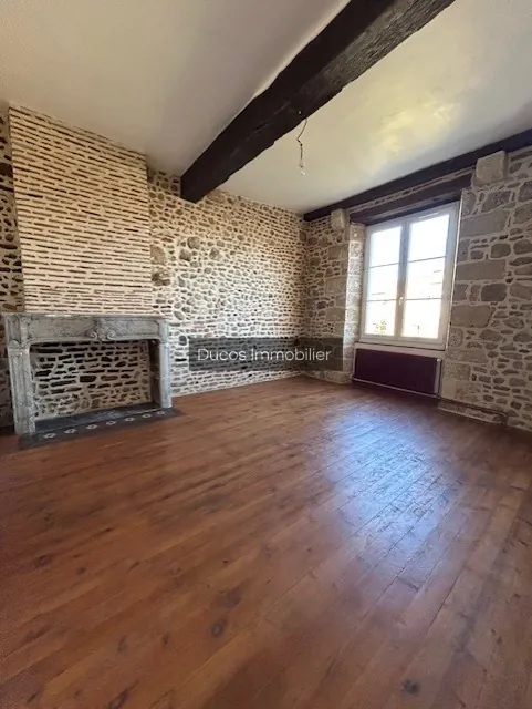 Maison de ville en pierre avec terrasse et vue panoramique à Ste Bazeille 
