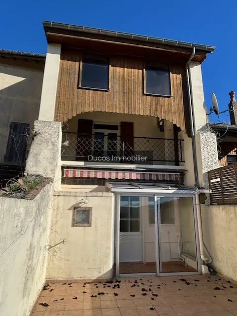 Maison de ville en pierre avec terrasse et vue panoramique à Ste Bazeille 